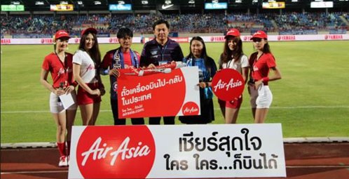 แอร์เอเชีย มอบรางวัล แฟนบอลผู้โชคดี จากเกมการแข่งขันชลบุรี เอฟซี พบ บุรีรัมย์ ยูไนเต็ด